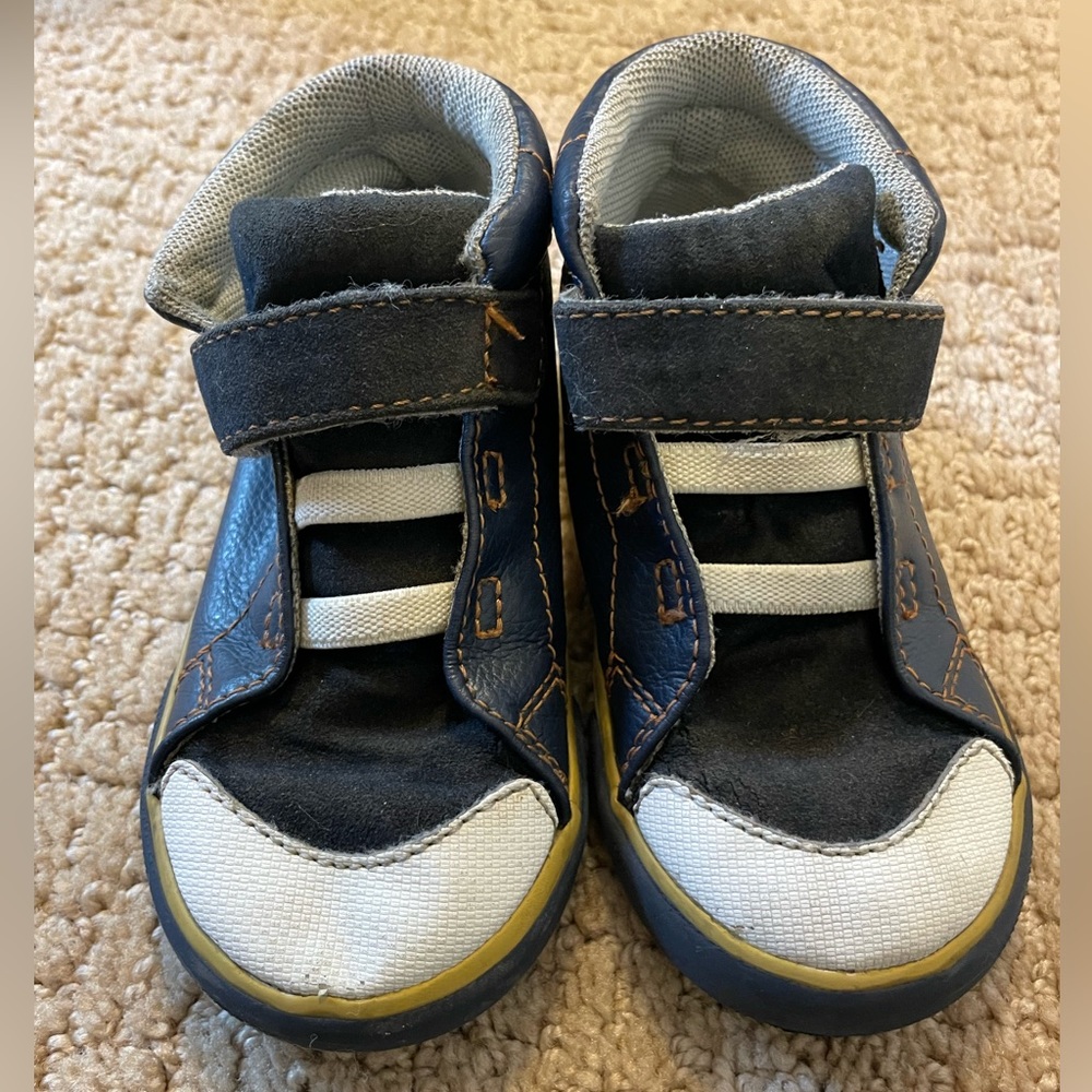 See Kai run boys Belmont sneakers Navy size 8